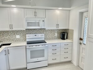 Réfrigérateur, four à micro-ondes, un four, surface de cuisson