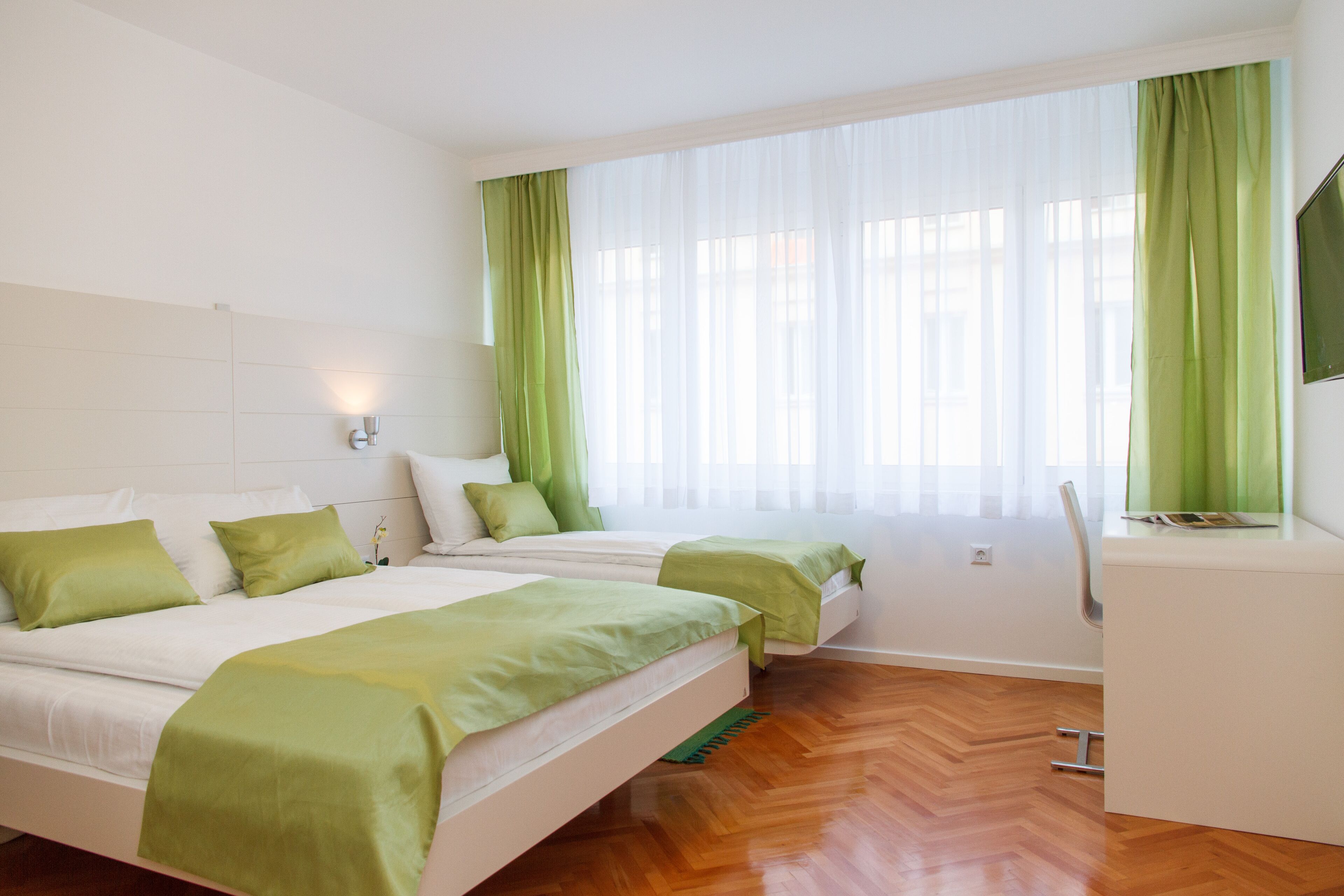 2 habitaciones, muebles diferentes y escritorio 