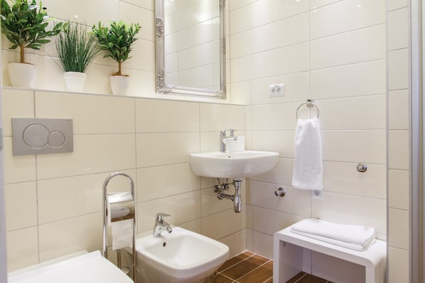 Shower, hydromassage showerhead, slippers, bidet - Apartment Jovanova (Belgrade)