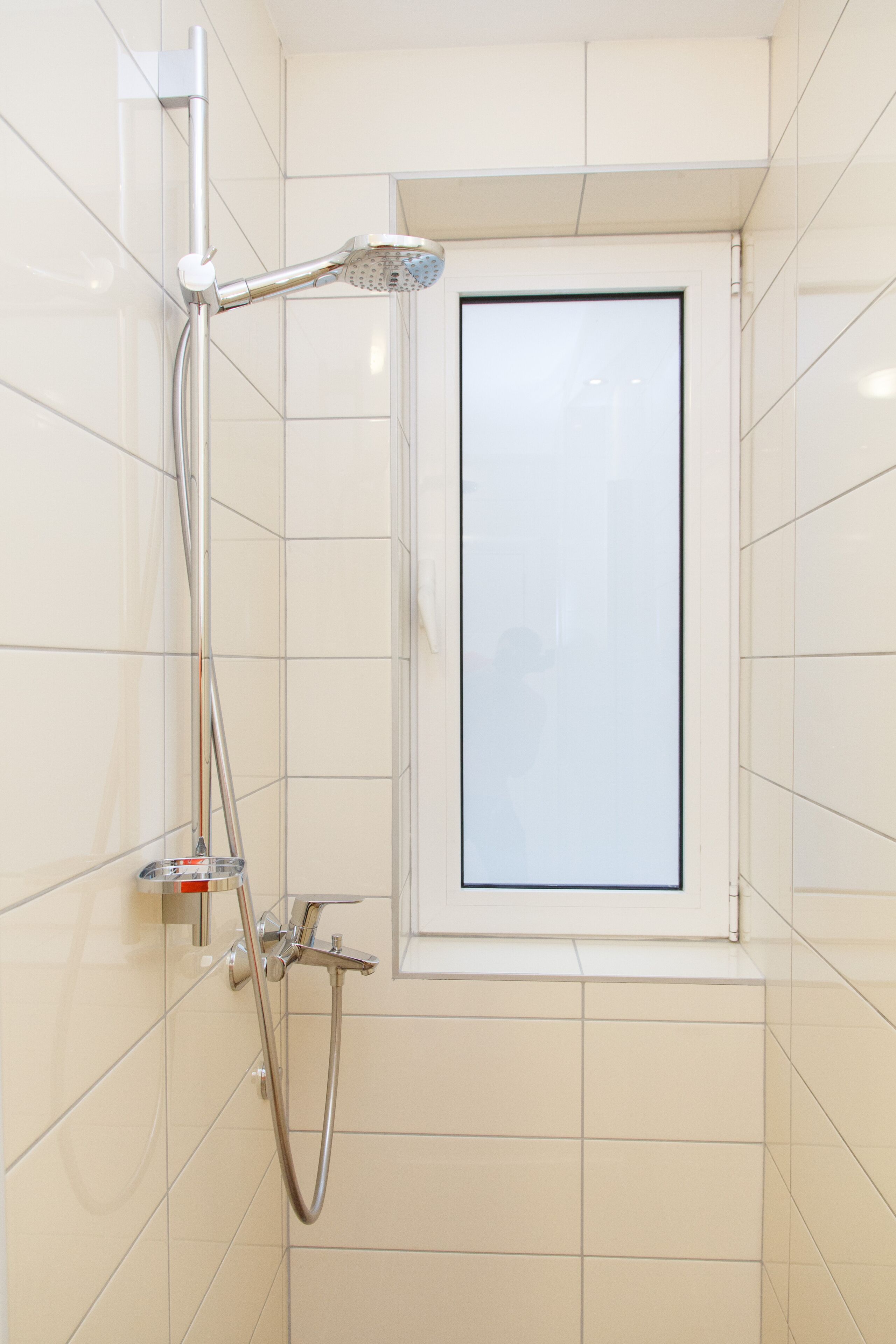 Shower, shower pijat air, sandal, dan kloset