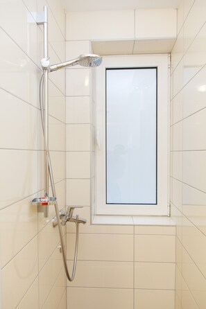 Shower, hydromassage showerhead, slippers, bidet - Apartment Jovanova (Belgrade)