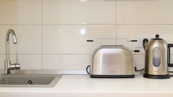 Apartamento City | Cocina privada | Frigorífico, placa de cocina, lavavajillas y hervidor eléctrico