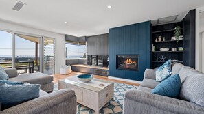 Smart TV, fireplace, books - Coastwatch on Bannister Headland (Mollymook Beach)