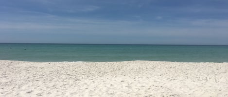 PĂ„ stranden, solstolar och strandhanddukar