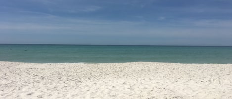 Praia | Perto da praia, espreguiçadeiras, toalhas de praia 