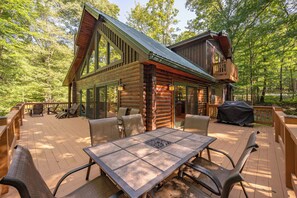 Outdoor dining - Serene Cabin Getaway w/ Pool Table & Fireplace (Oakland)