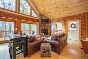 Smart TV, caminetto, tavolo da calcetto