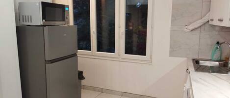 冷蔵庫、電子レンジ、オーブン、コンロ