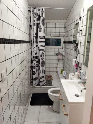 Douche, sèche-cheveux, serviettes fournies, savon