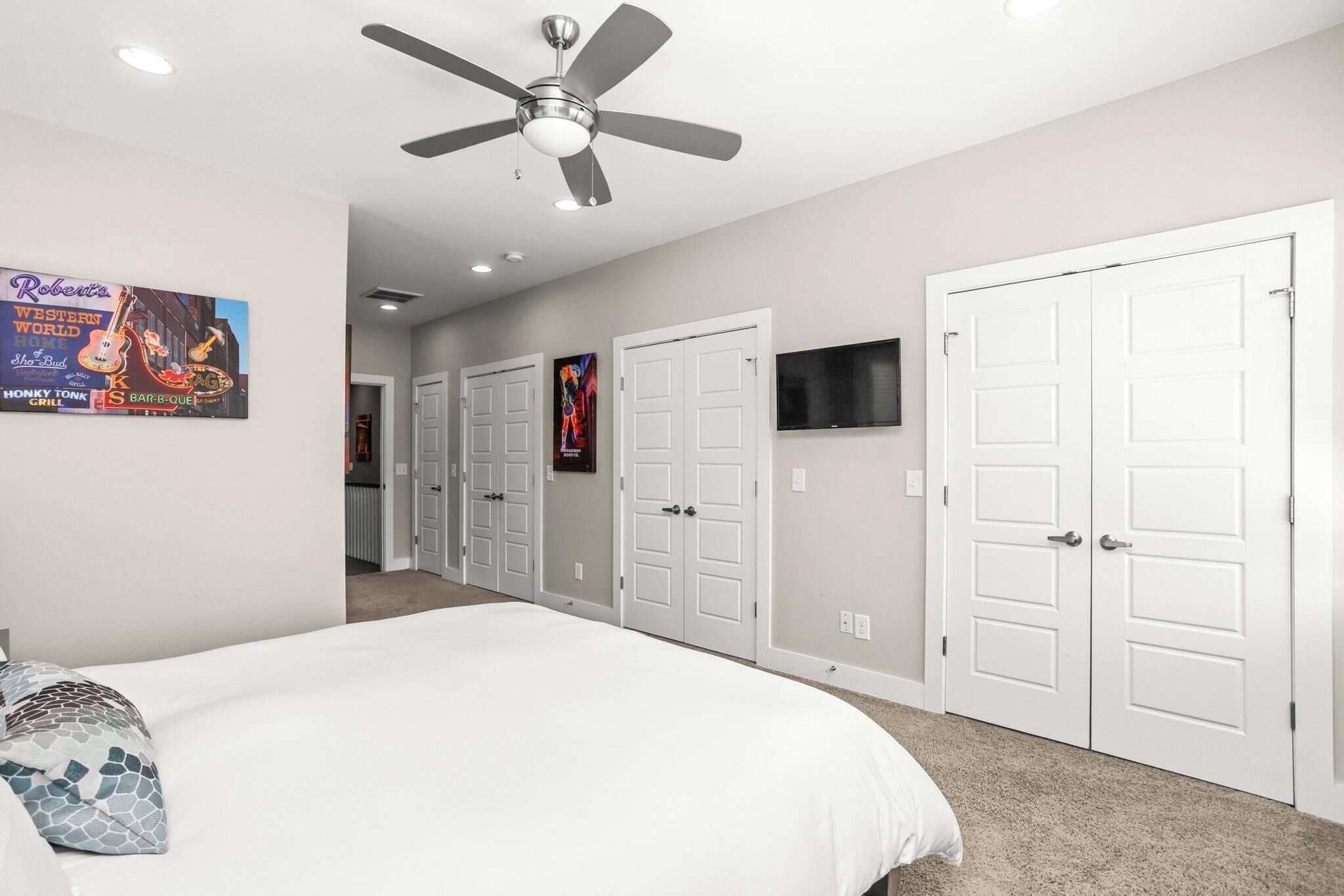 5 bedrooms, iron/ironing board, free WiFi, bed sheets