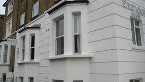 A white building with multiple windows and a sign that reads "Shandon House." - Shandon House (Richmond)