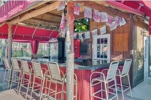 Bar (on property) - Experience magic just a quick 17-min drive away at our 5-bedroom Villa (Davenport)