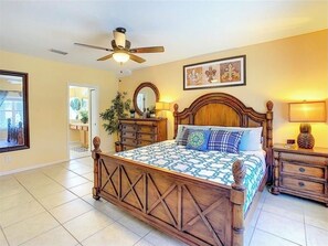 5 bedrooms, iron/ironing board, WiFi, bed sheets - Experience magic just a quick 17-min drive away at our 5-bedroom Villa (Davenport)