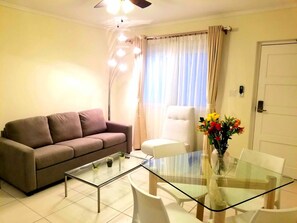 Smart TV, libri, studio, stampante