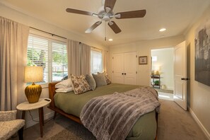 2 chambres, fer et planche à repasser, lit de bébé portatif