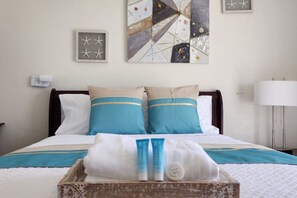 Desk, iron/ironing board, WiFi, bed sheets
