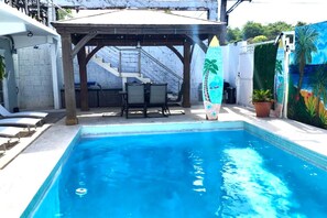 Piscine à débordement