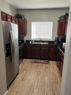 Kjøleskap, mikrobølgeovn, ovn og kokeplater