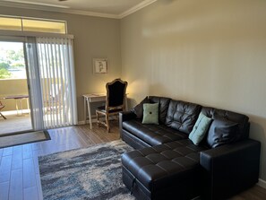 TV connectée, cheminée, livres, chaîne hi-fi