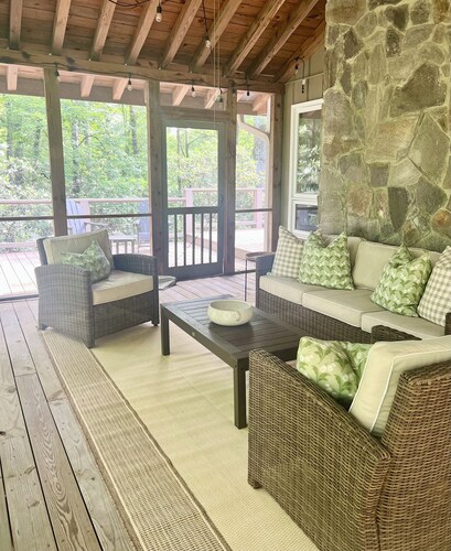 •Newly redecorated cozy cabin close to town•