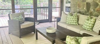 •Newly redecorated cozy cabin close to town•