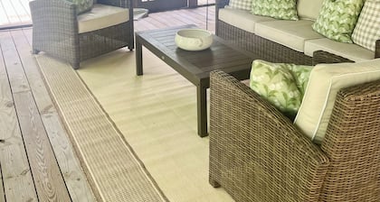 •Newly redecorated cozy cabin close to town•