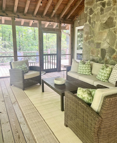 •Newly redecorated cozy cabin close to town•