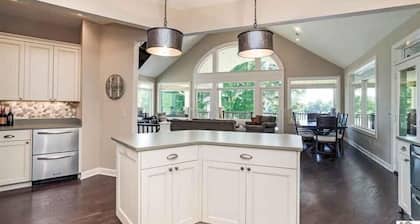 Beautiful lakefront home away from home.