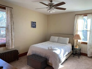 1 bedroom, desk, WiFi, bed sheets - A#2 Executive 1BRApartment Prime Location Near Hospitals Downtown & Universities (Cincinnati)