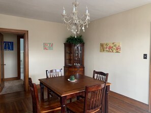 Dining - A#2 Executive 1BRApartment Prime Location Near Hospitals Downtown & Universities (Cincinnati)