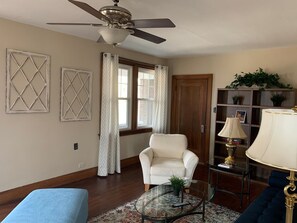 Smart TV, fireplace - A#2 Executive 1BRApartment Prime Location Near Hospitals Downtown & Universities (Cincinnati)