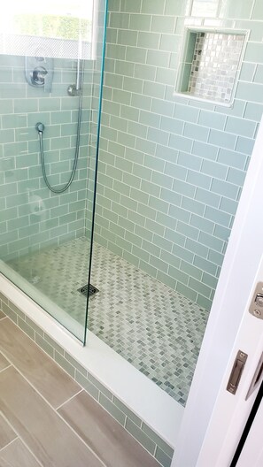 Dusche, Haartrockner, Fußbodenheizung (Badezimmer), Seife
