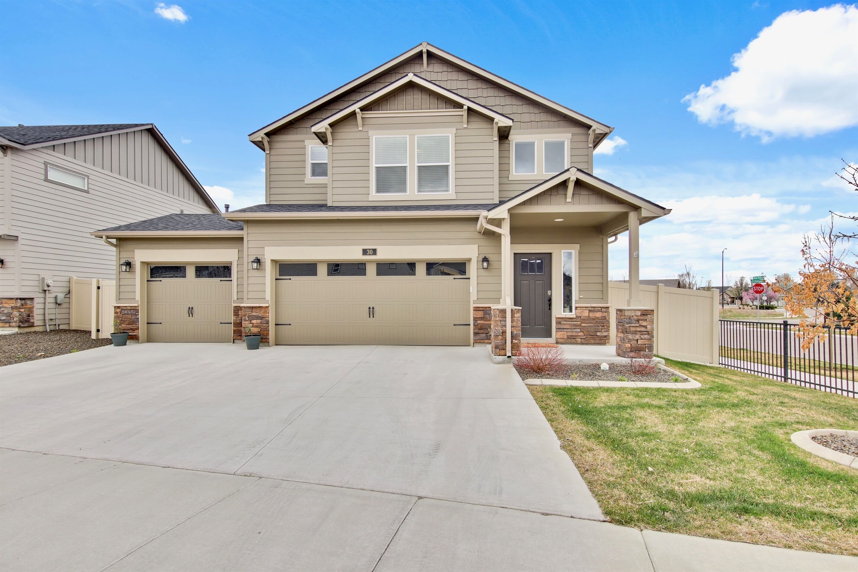 Private Home with custom bar, 8 person hottub, grill and patio! Nearby parks!