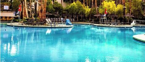 Una piscina al aire libre, una piscina climatizada