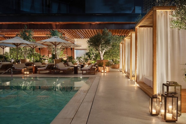 4 restaurants, breakfast, lunch, dinner served; Italian cuisine