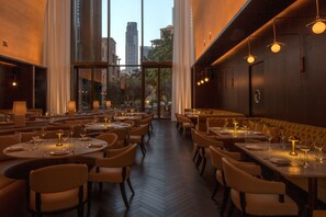 4 restaurants servant le petit déjeuner, le déjeuner et le dßner