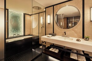 Luxe beddengoed, een minibar, een kluis op de kamer