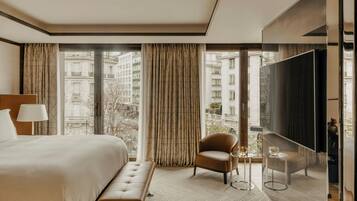 Suite Deluxe, vista a la ciudad | Ropa de cama de alta calidad y minibar