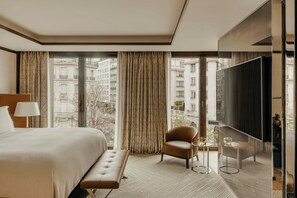 Suite Deluxe, vista a la ciudad | Ropa de cama de alta calidad y minibar