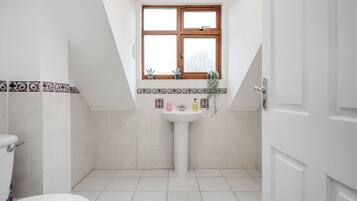 Rumah Comfort | Kamar mandi | Kombinasi shower/bathtub, handuk, dan sampo