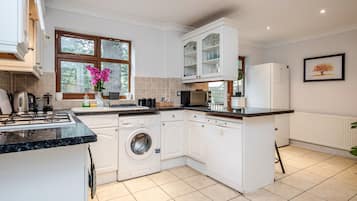 Comfort House | Private kitchen | Full-size fridge, microwave, oven, stovetop