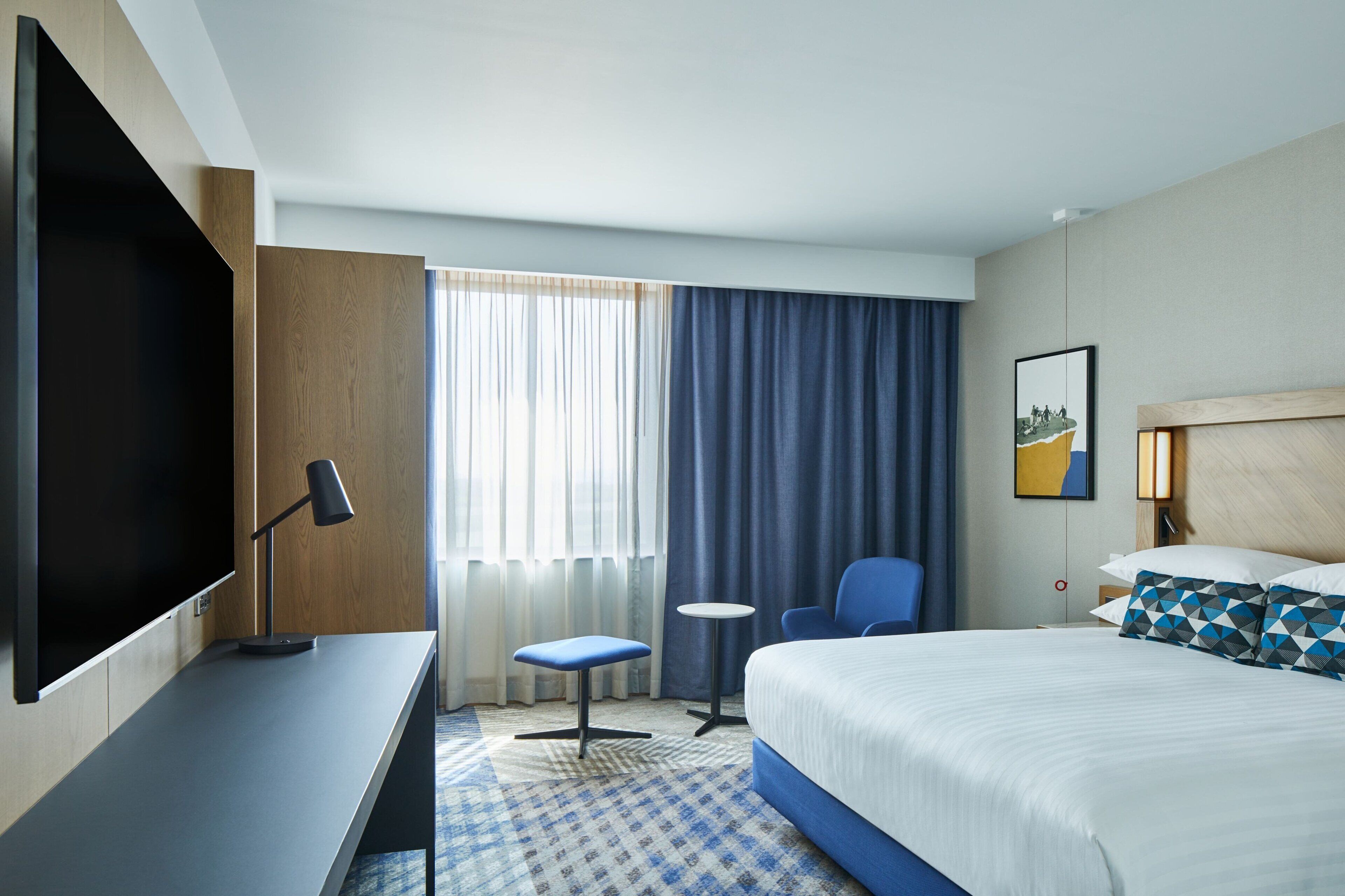 deluxe room, 1 king bed, non smoking | 1 bedroom, in-room safe, desk, laptop workspace