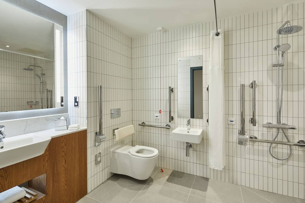 superior room, 1 king bed, non smoking | bathroom | shower, hair dryer, towels
