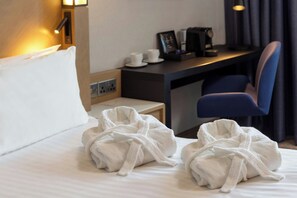 In-room safe, desk, laptop workspace, blackout drapes - Courtyard by Marriott Exeter Sandy Park (Exeter)