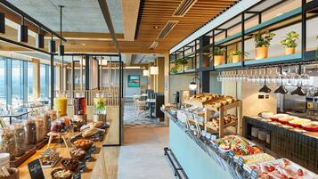 Se ofrece un desayuno bufé todos los días (15.00 GBP por persona)