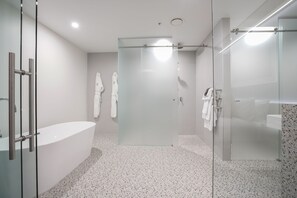 Executive Double Room, 1 King Bed, Balcony, City View | Bathroom | Free toiletries, hair dryer, bathrobes, slippers - The Langlands Hotel (Invercargill)