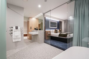 Executive Double Room, 1 King Bed, Balcony, City View | Bathroom | Free toiletries, hair dryer, bathrobes, slippers