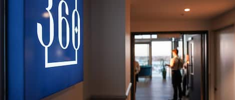 3 bars, lounge dans le hall, bar sur le toit