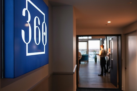 3 bars/lounges, lobby lounge, rooftop bar