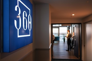 3 bars/lounges, lobby lounge, rooftop bar - The Langlands Hotel (Invercargill)